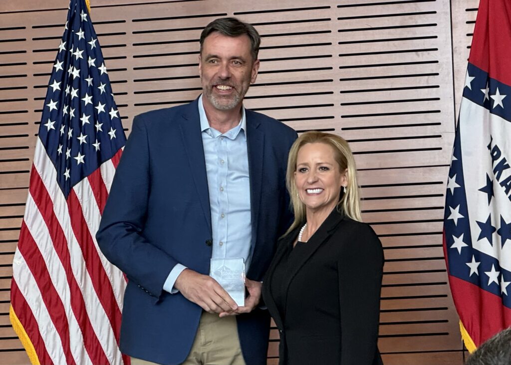 Arkansas Lt. Governor Leslie Rutledge presents the Challenge Award to Easterseals Arkansas CEO, Ron Ekstrand.